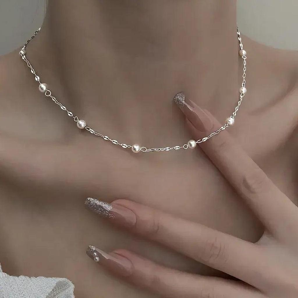 Elegant Necklace with Shiny Pearls