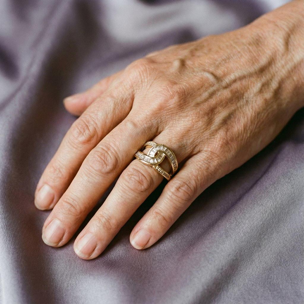 Elegant Ring with Knot