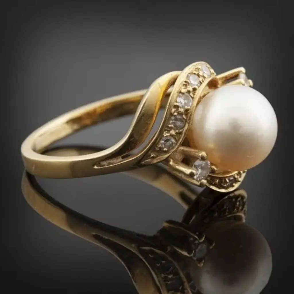 Elegant Ring with Daisy in Gold