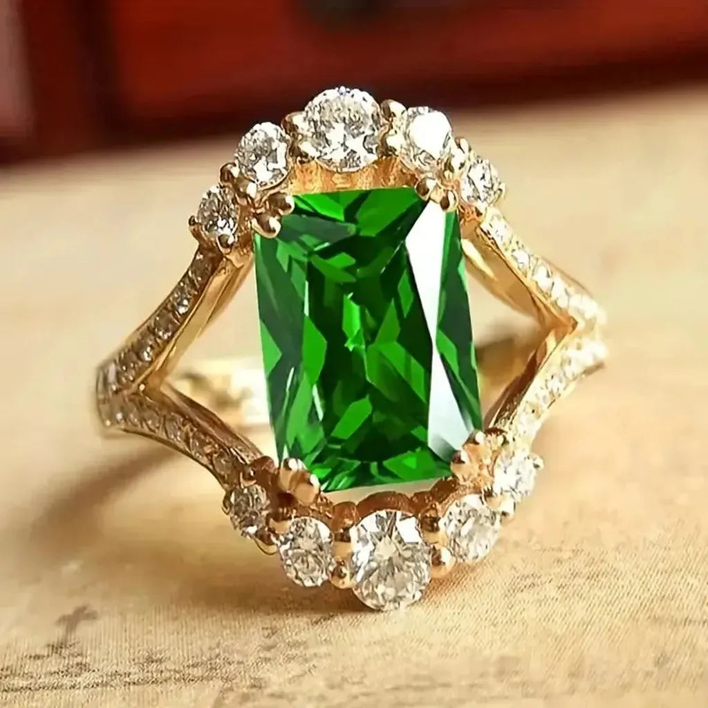 Elegant Ring with Emerald Green Stone