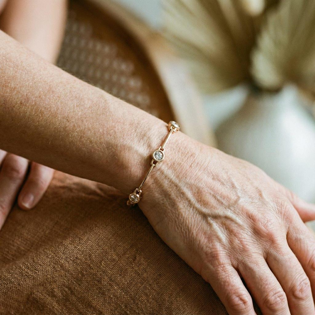 Elegant Bracelet with Zirconia in Gold