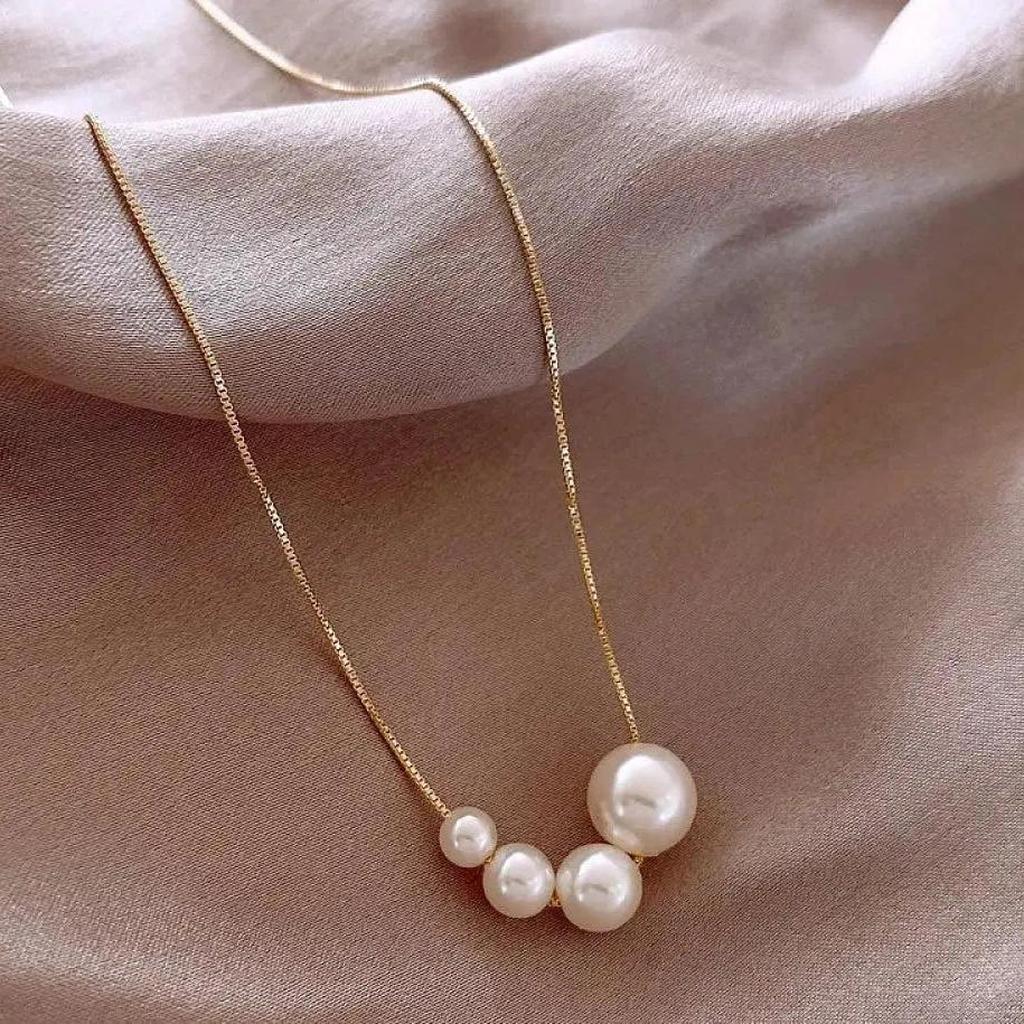 Gold Necklace with Delicate Pearls