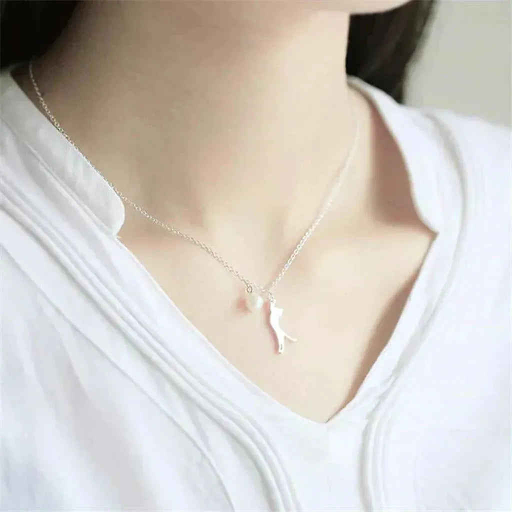Necklace with Daisies and Climbing Cat in White Gold