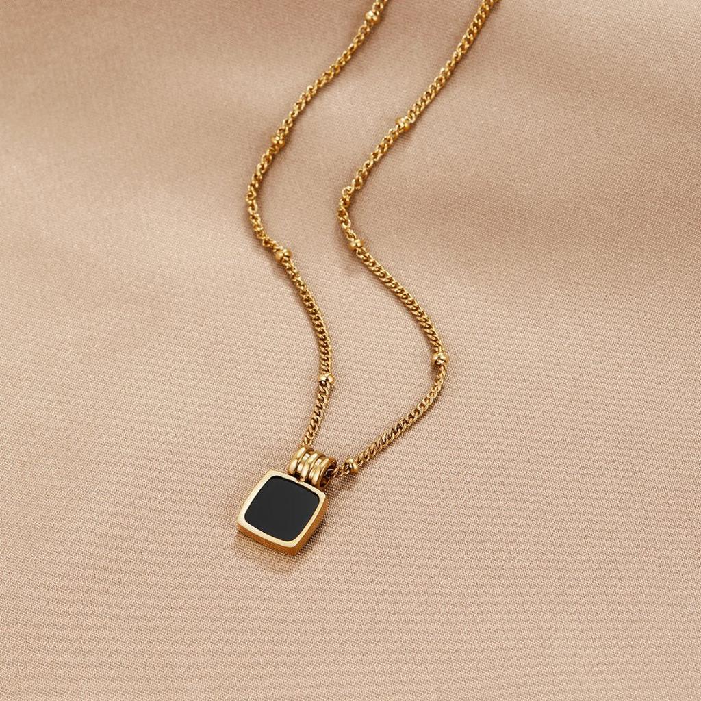 Necklace with Pendant Lucia in Black