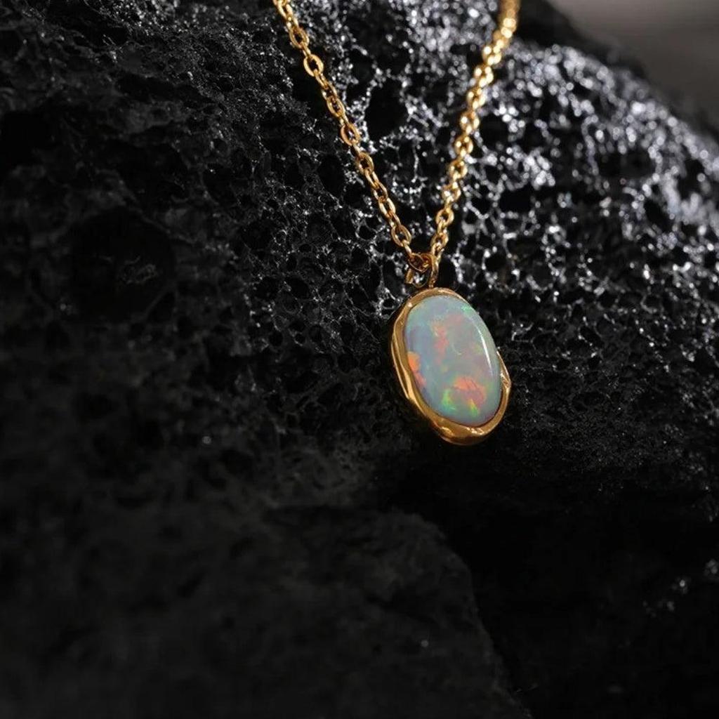 Shiny Vintage Necklace with Opal