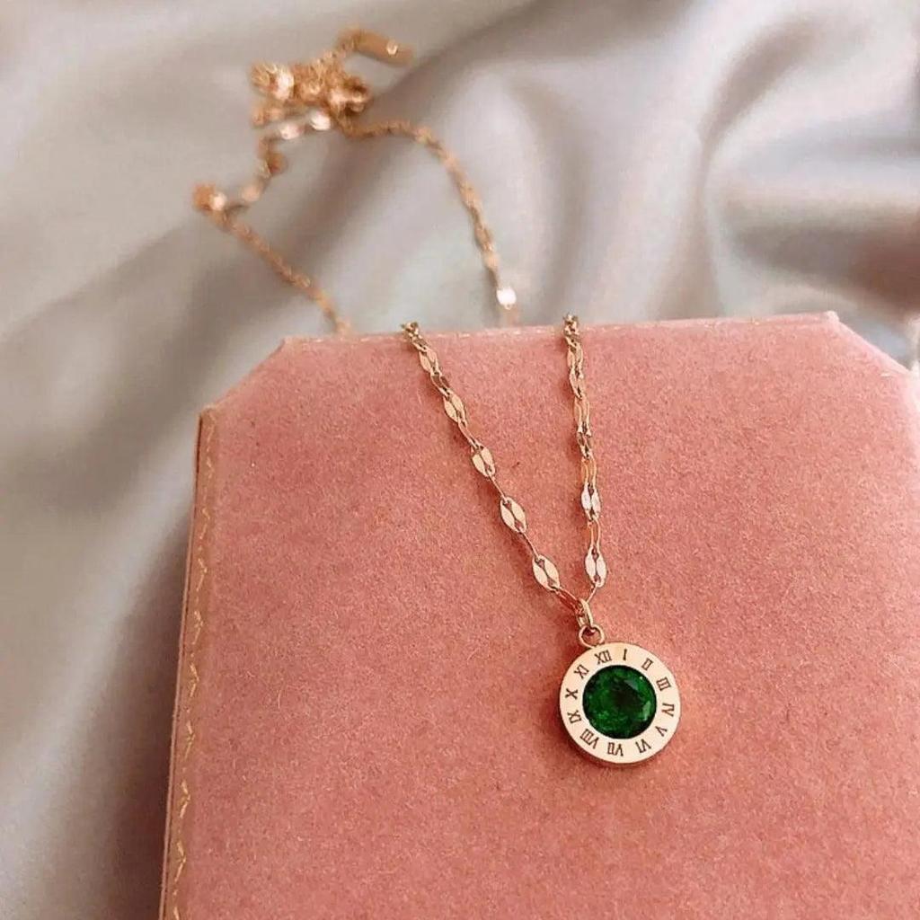 Necklace with Emerald in Gold