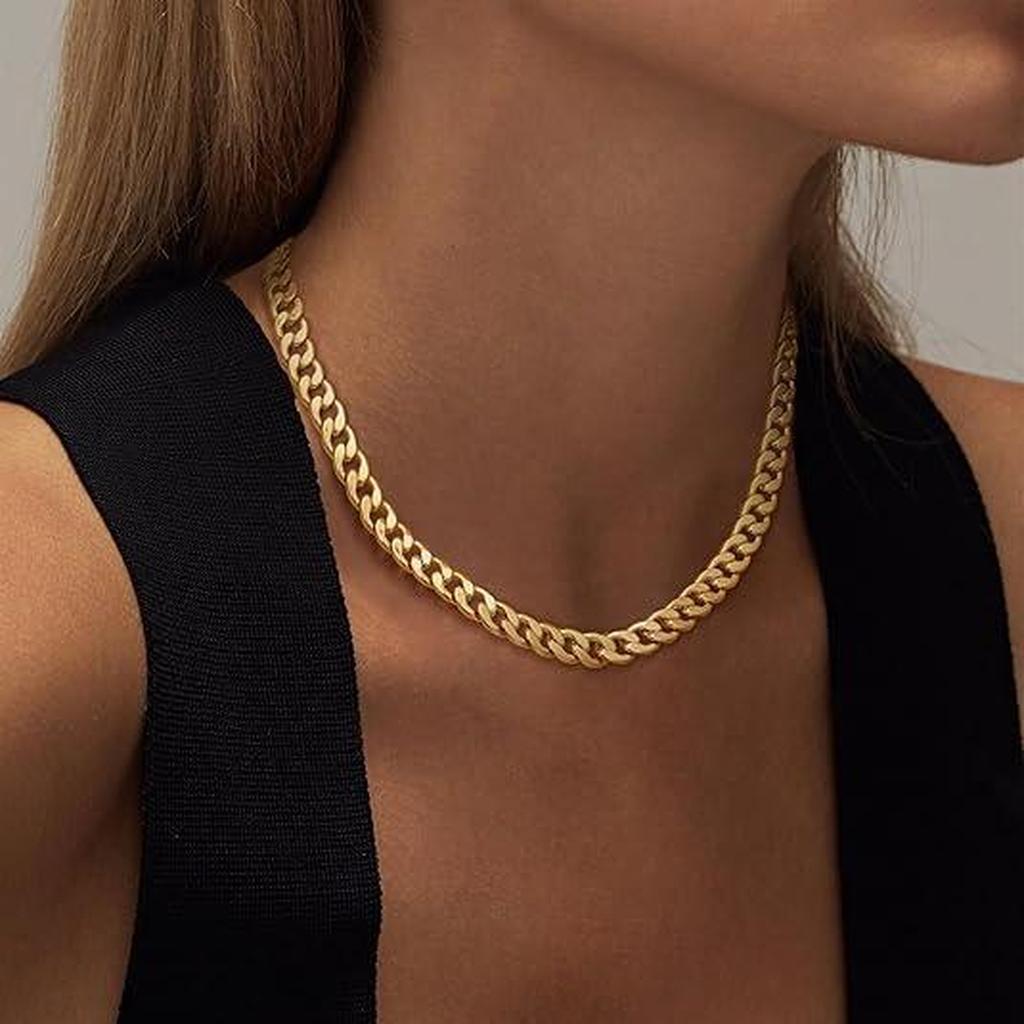 Necklace with Wide Curb Chain in Gold