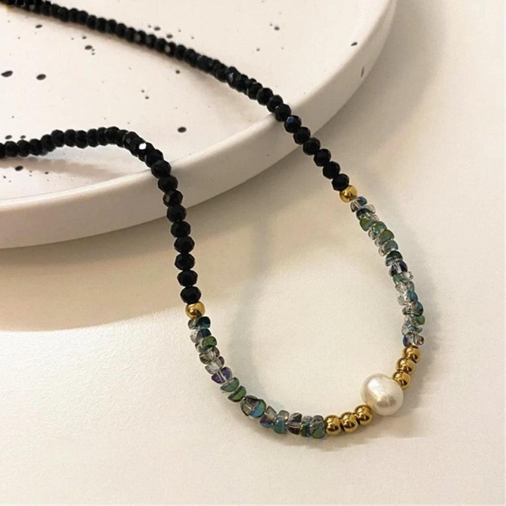 Necklace with Black and White Pearls in Gold