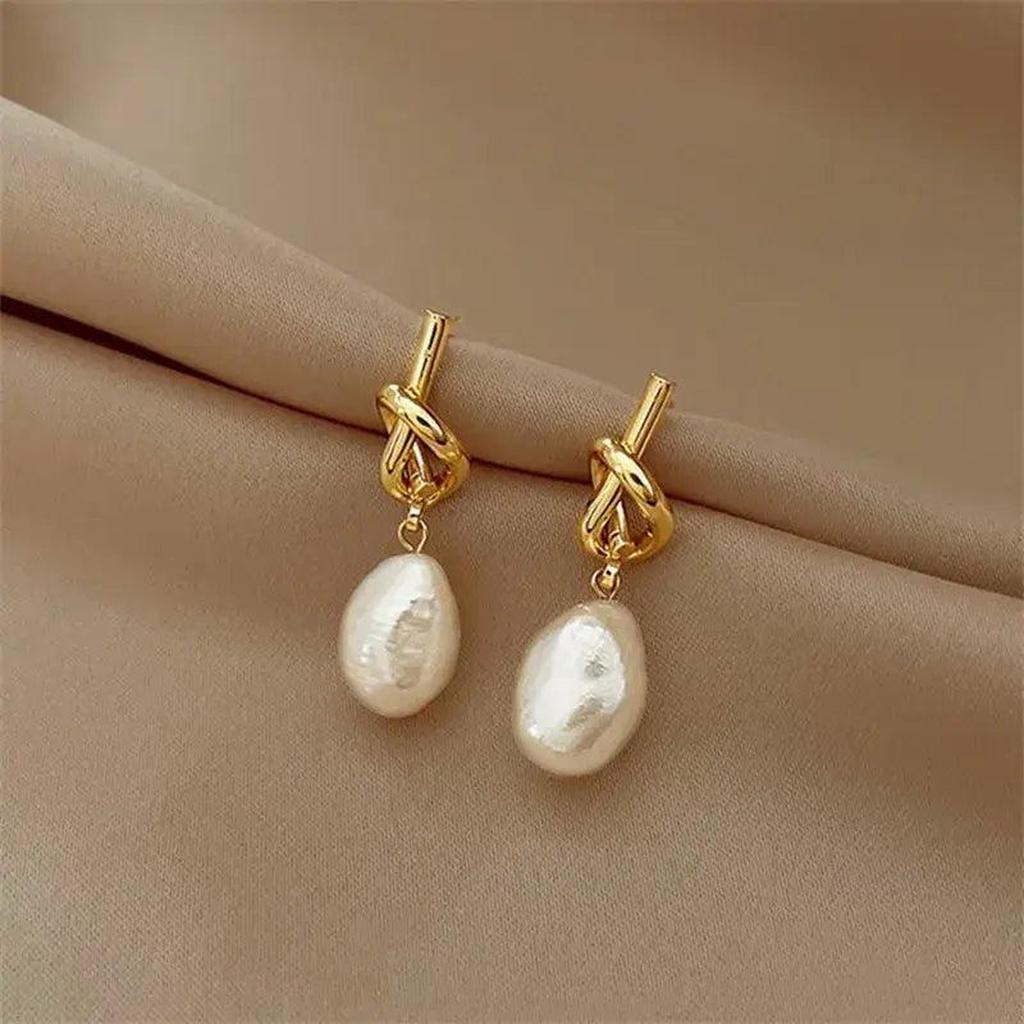 Drop Earrings with Baroque Pearls in Gold