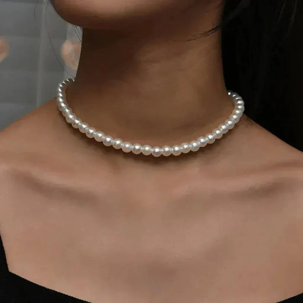 Classic Necklace with Daisies