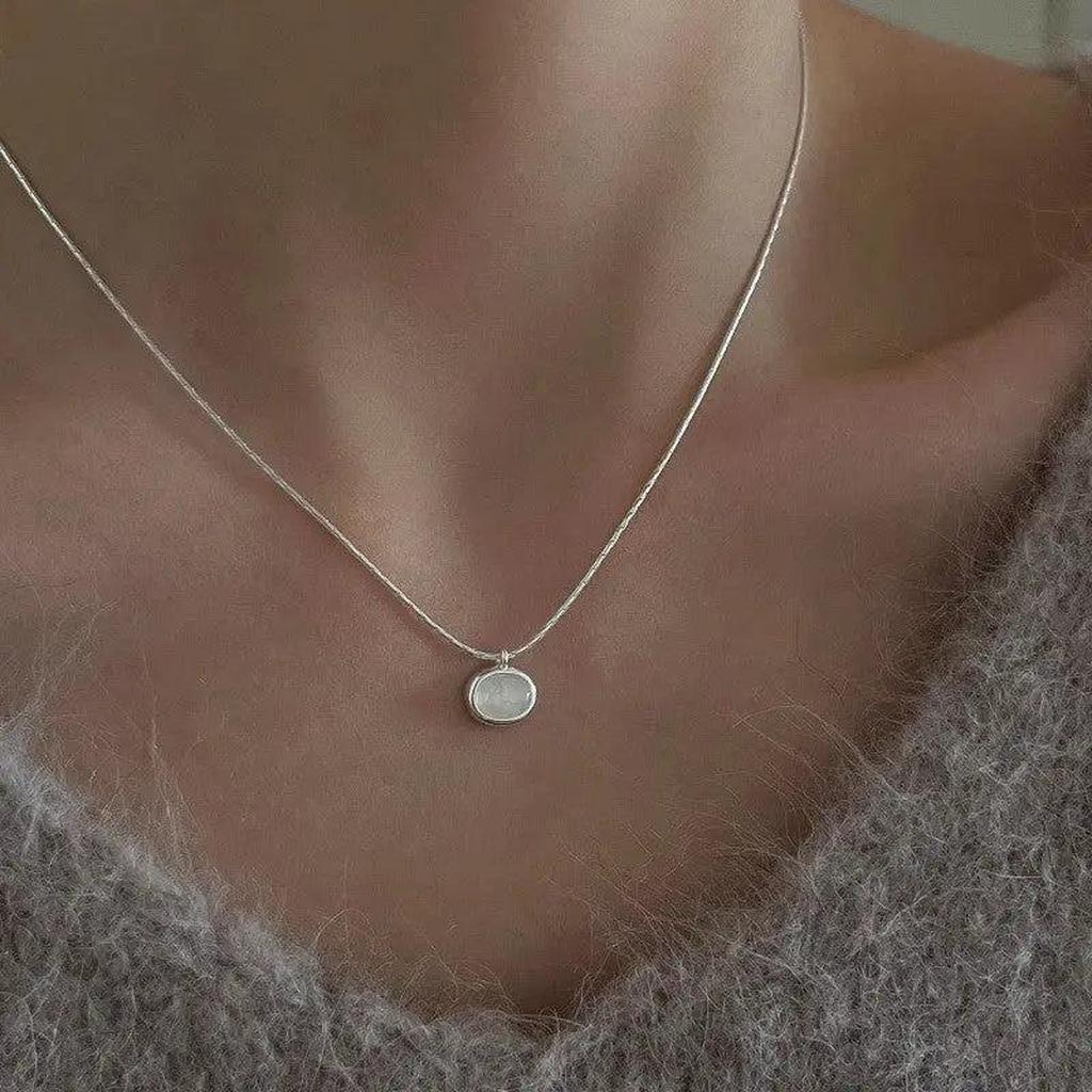 Classic Necklace with Pendant in White Gold