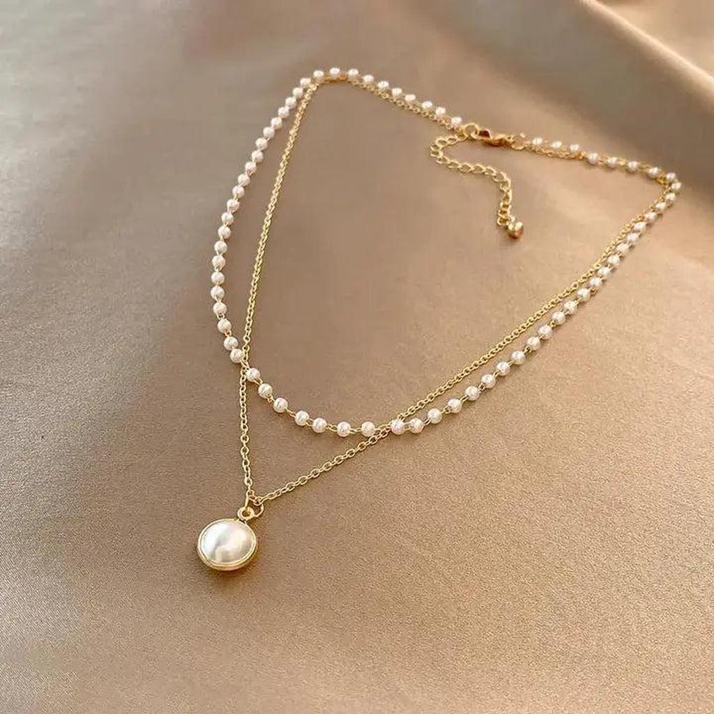 Luxurious Pearl Necklace in Gold