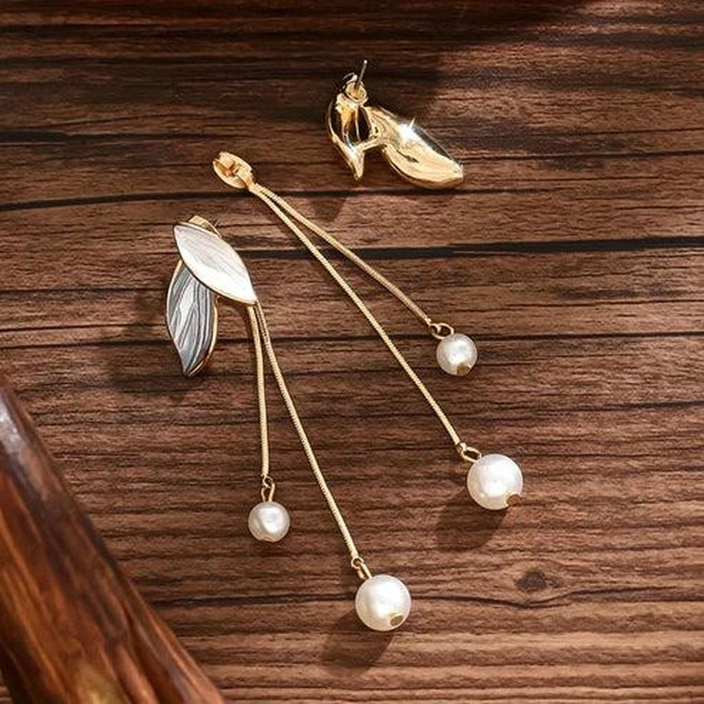 Earrings in Leaf Shape with Daisies
