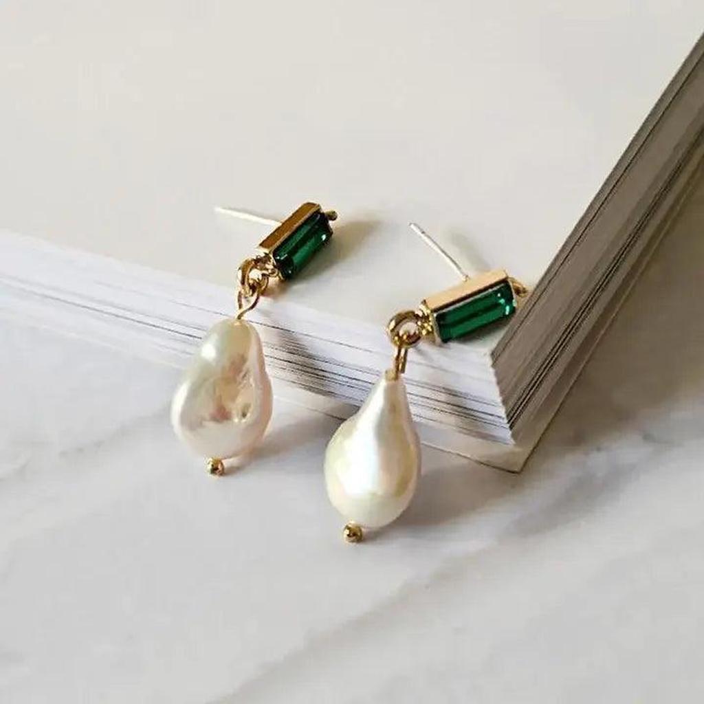 Earrings with Pearls and Emerald in Gold