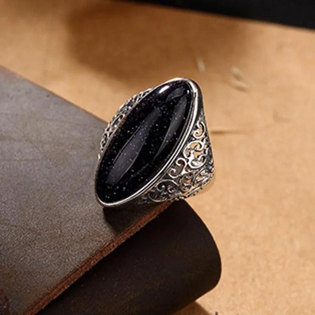 Oval Retro Ring in White Gold with Stone