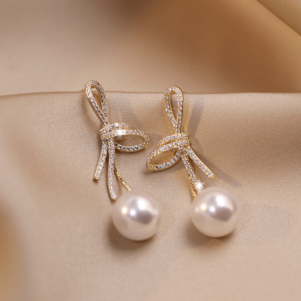 Pearl Earrings with Shiny Band in Gold