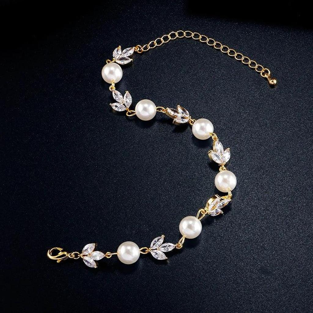 Retro Bracelet with Pearls and Leaves in Gold Tone