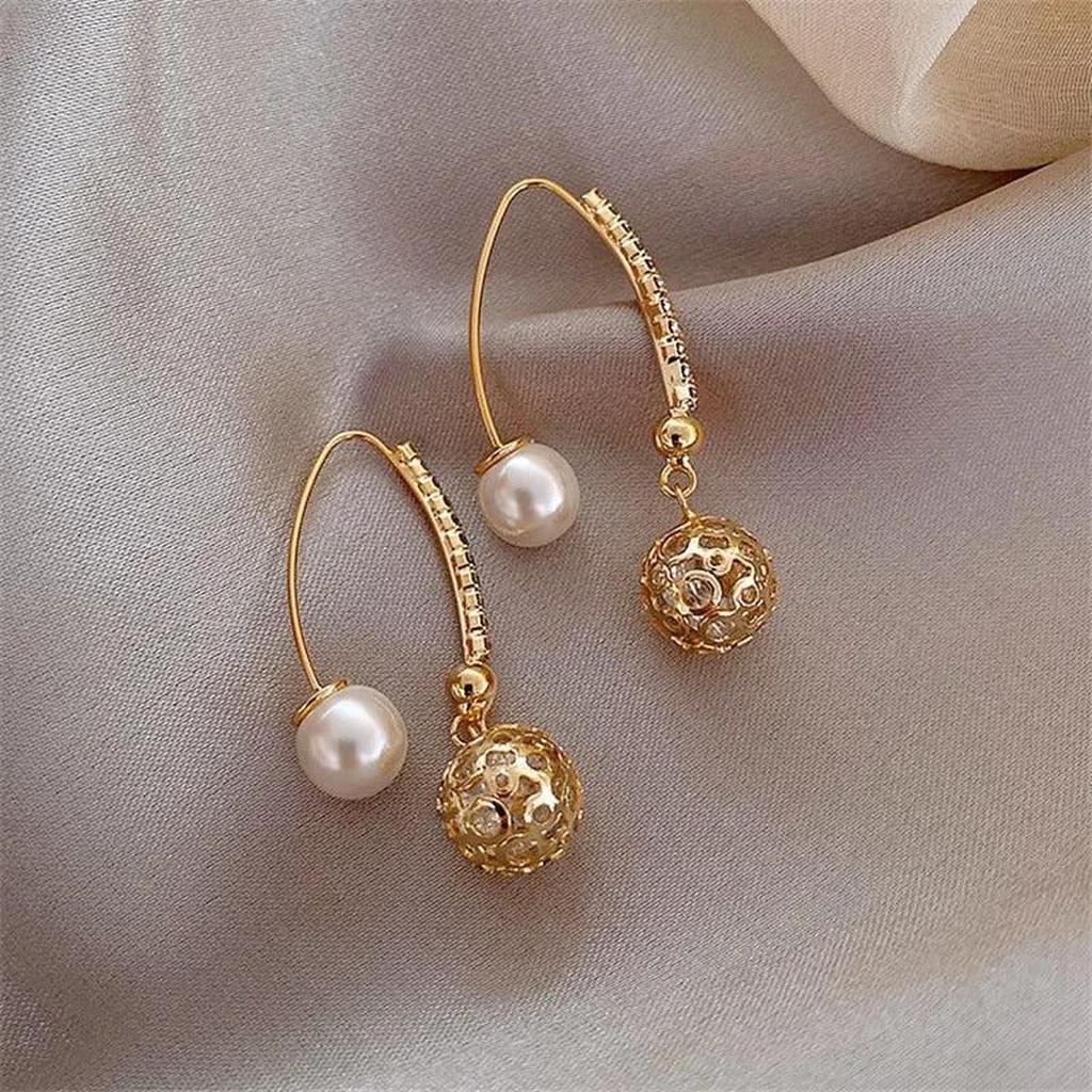 Retro Drop Earrings in Gold with Daisies
