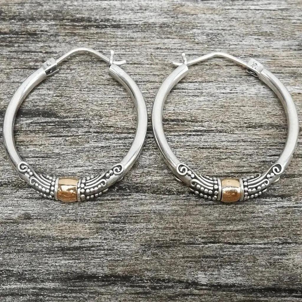 Retro Earrings in White Gold with Engraving