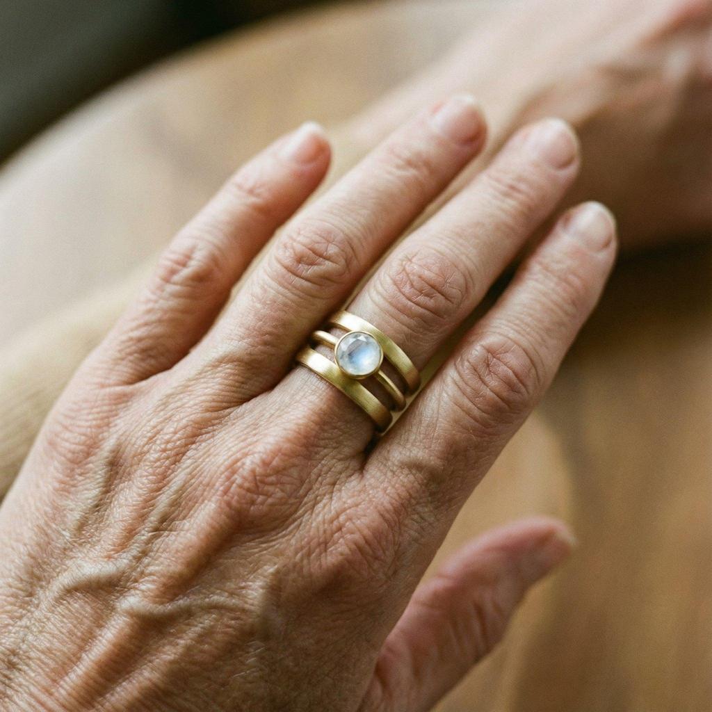 Retro Ring in Gold with Moonstone
