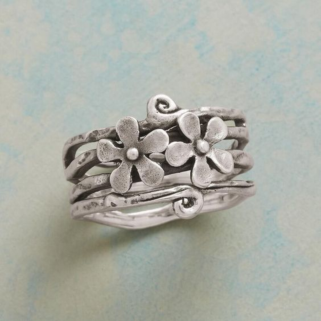 Retro Ring with Flowers in White Gold