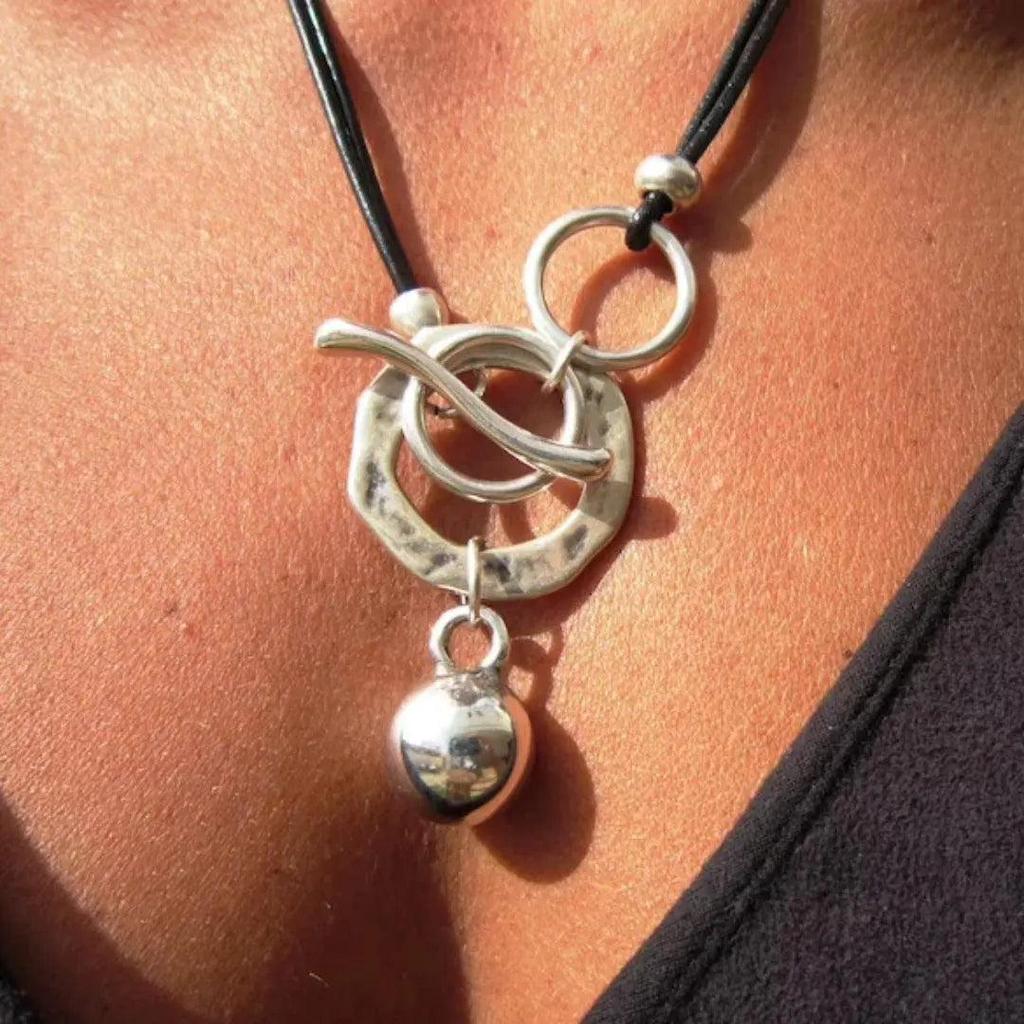 Retro Necklace in White Gold