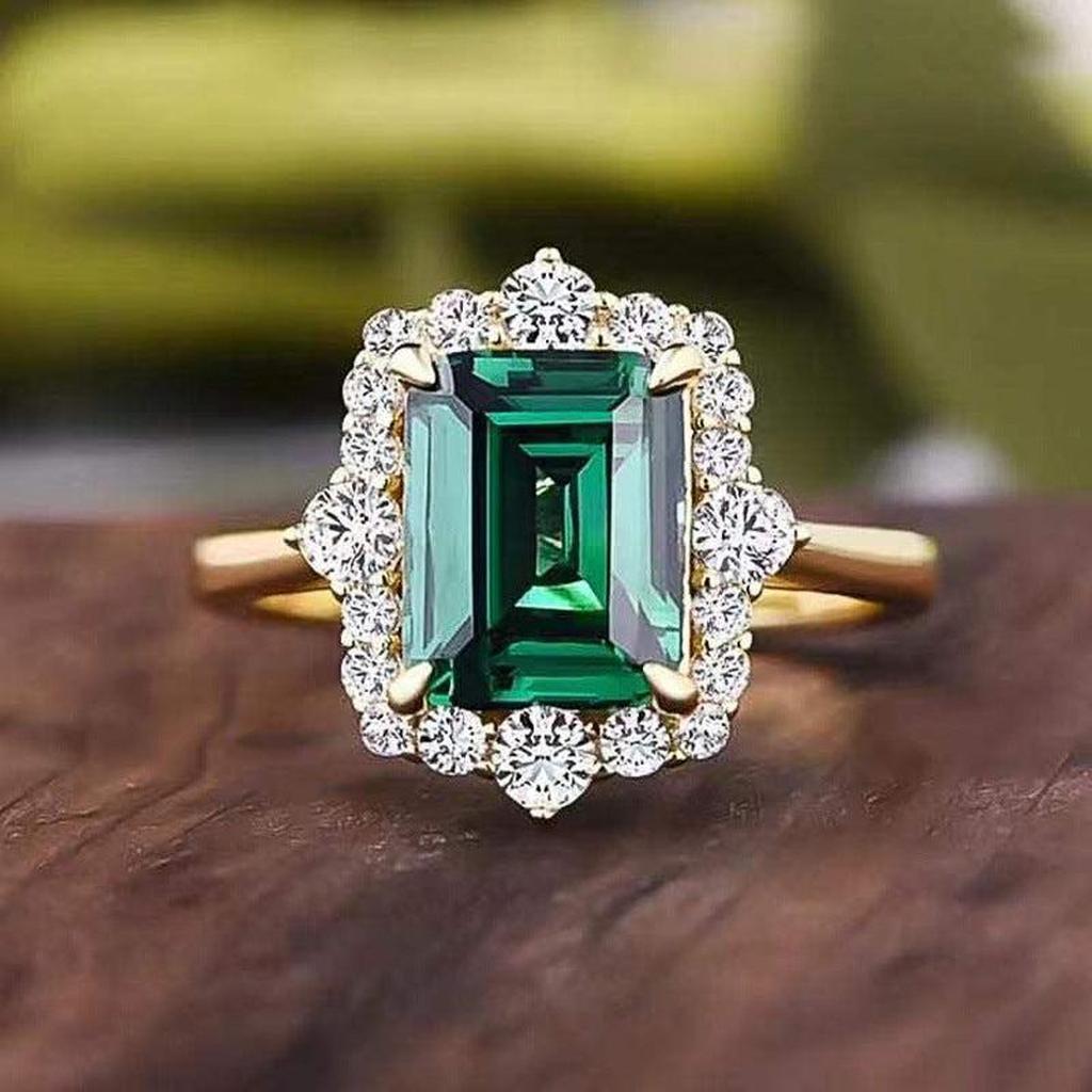 Ring “Queen” with Emerald