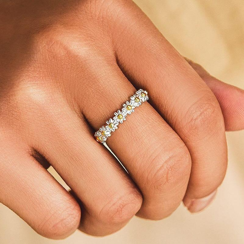Adjustable Ring in White Gold with Enamel Daisies