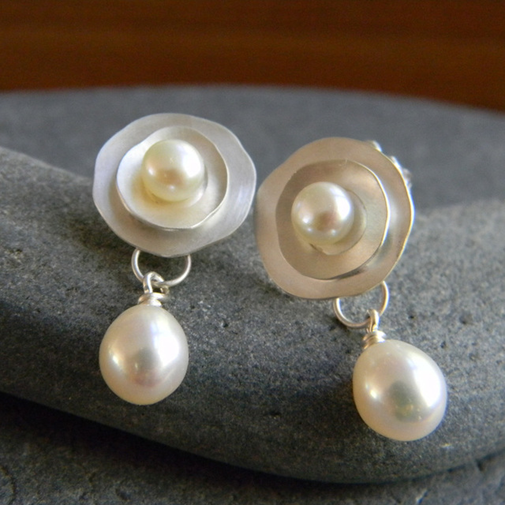 Vintage Earrings in White Gold with Daisies