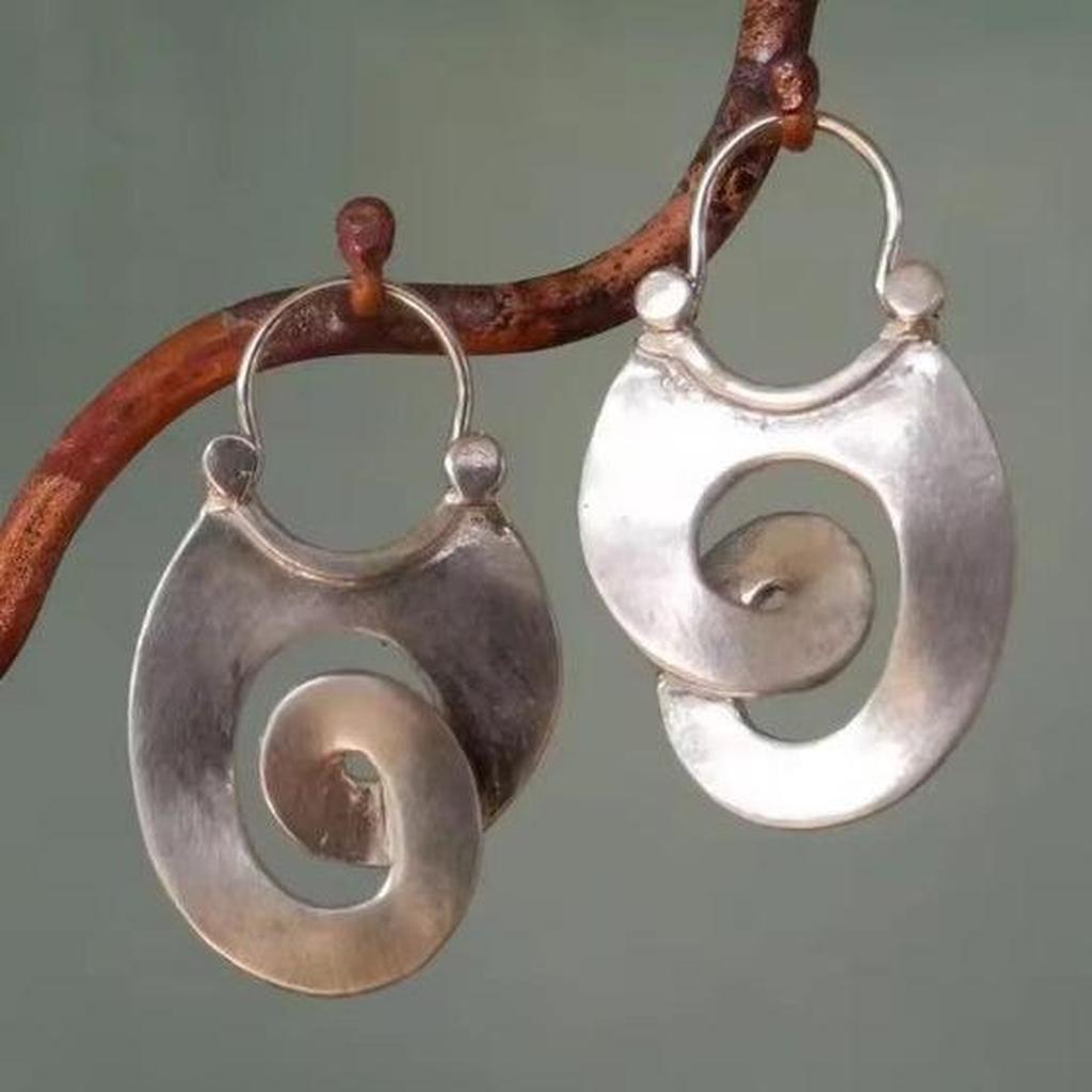 Vintage Earrings in White Gold with Spiral