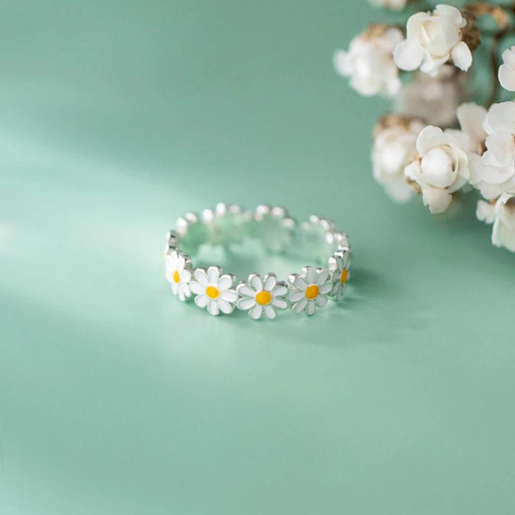 Daisy Ring in White Gold