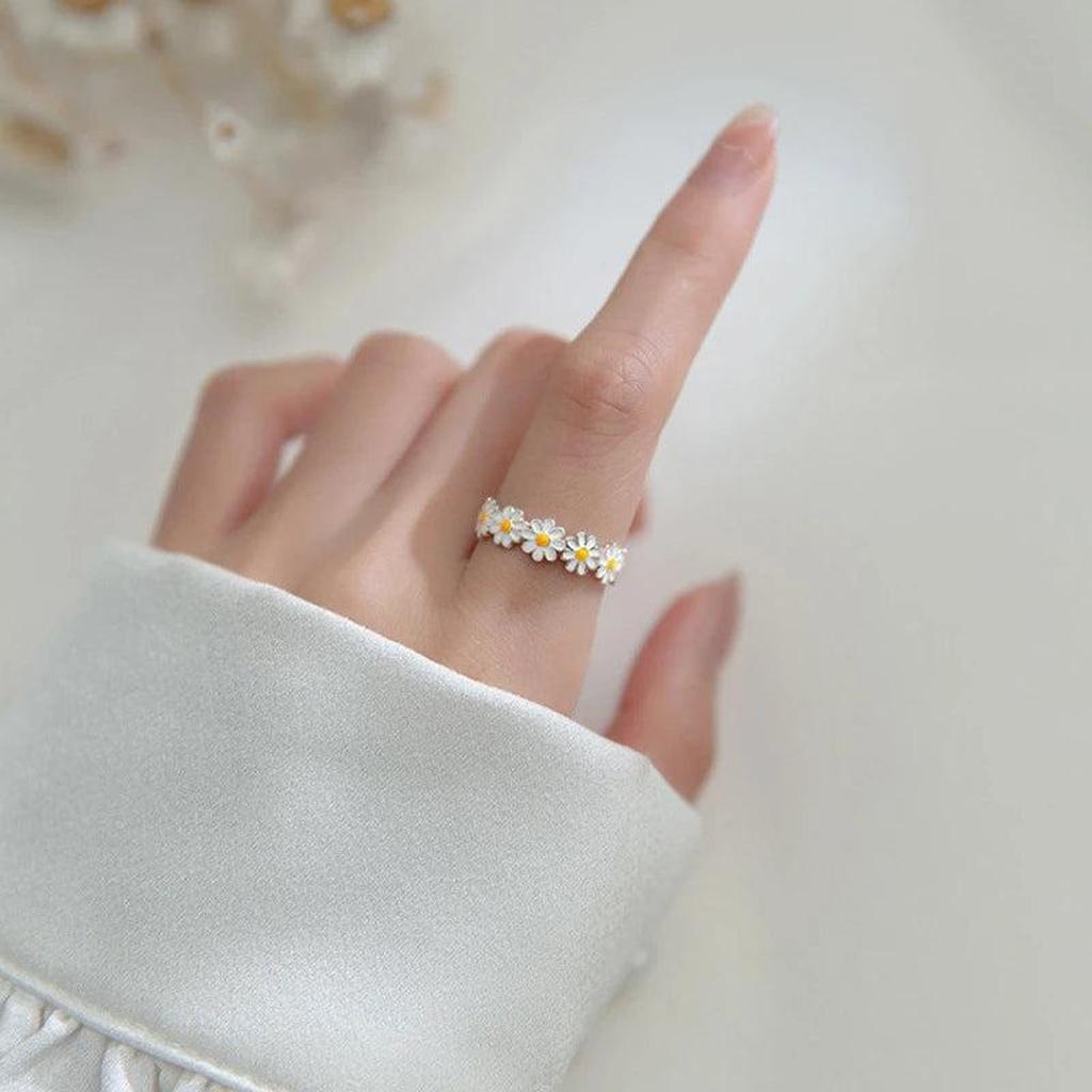 Daisy Ring in White Gold