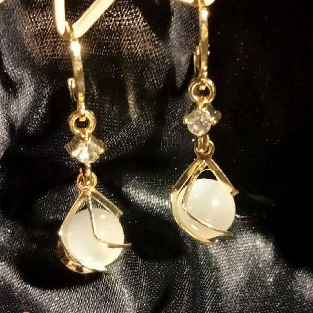 Drop Earrings with White Stone in Net