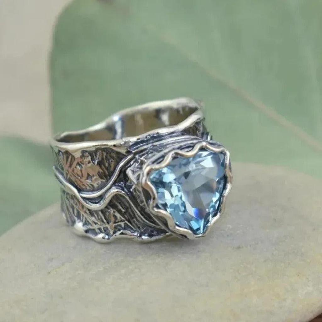 Antique Ring in White Gold with Blue Crystal
