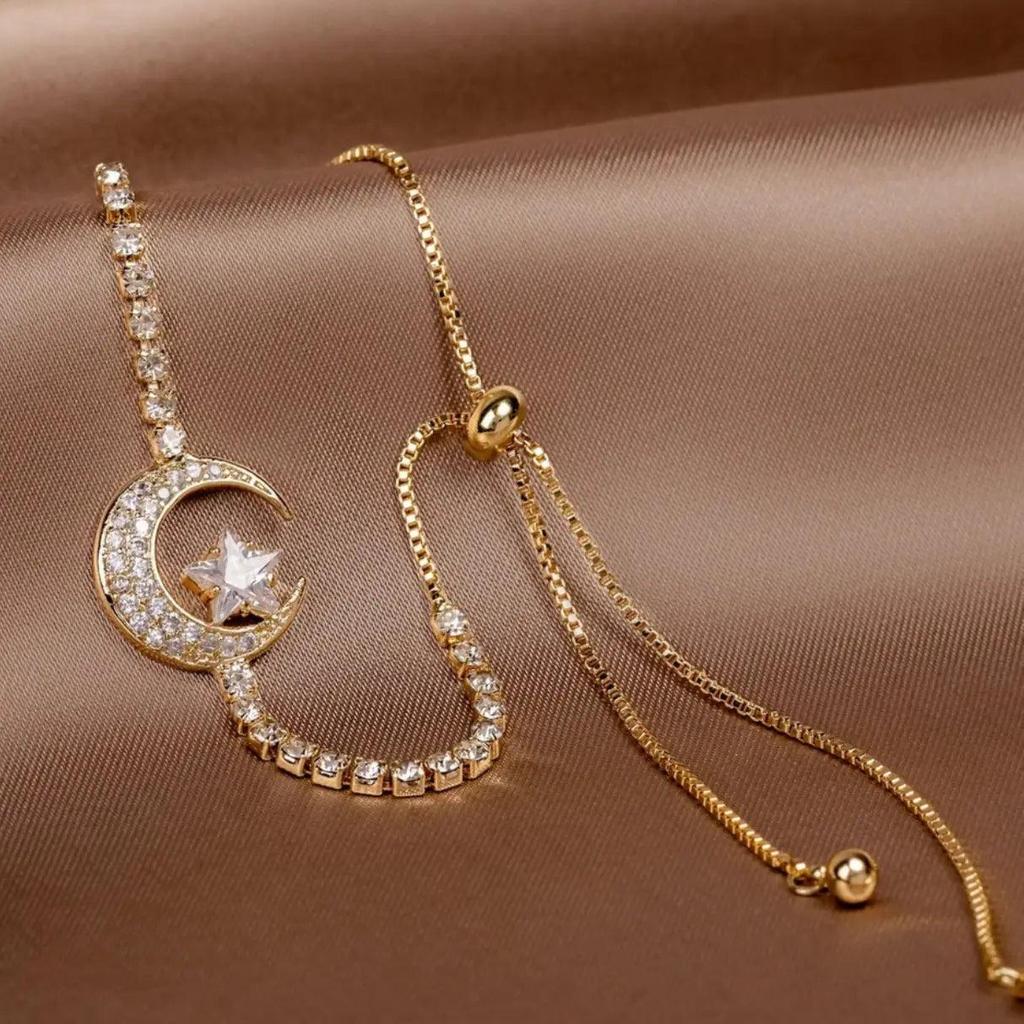Bracelet with Hanging Moon in Gold with Zirconia