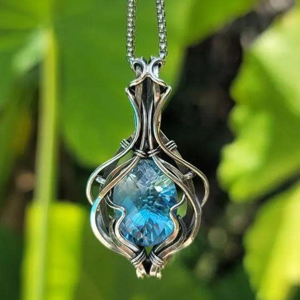 Blue Retro Necklace in White Gold