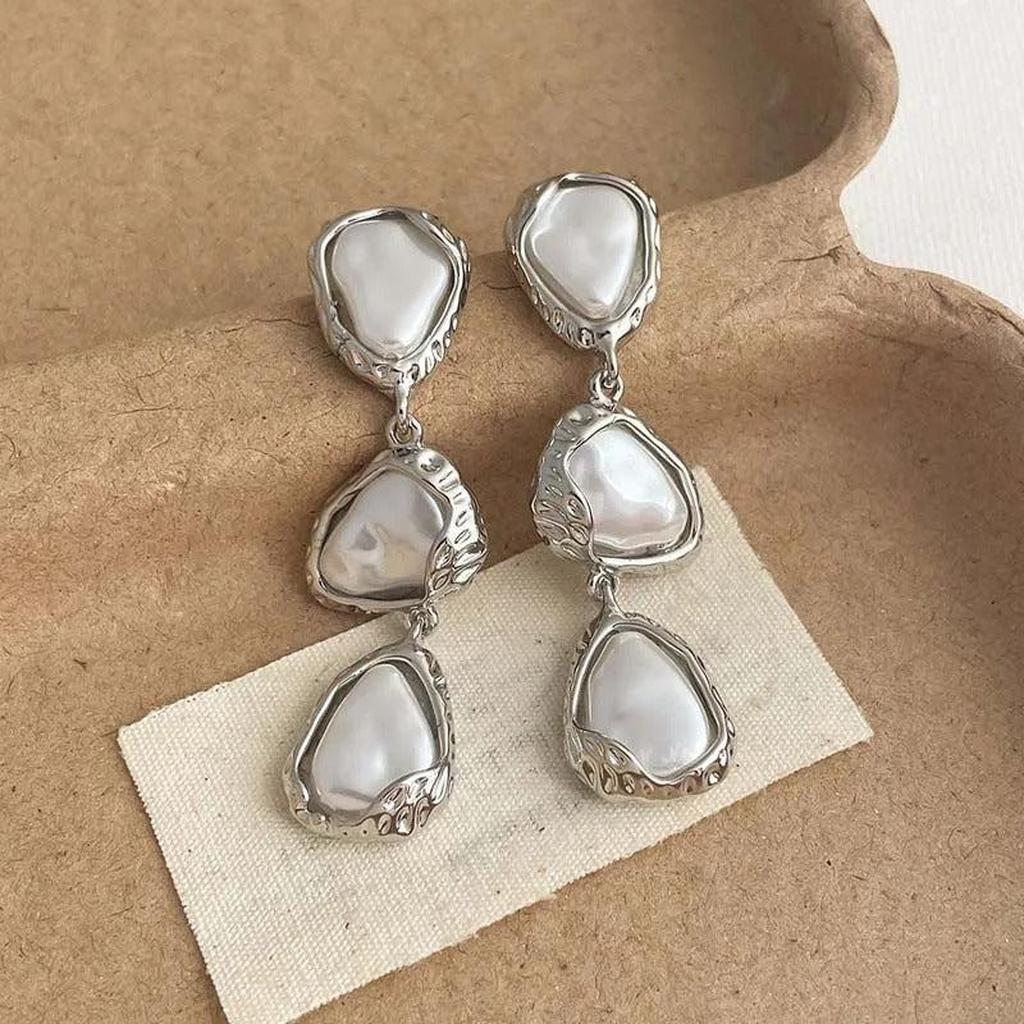 Triangular Earrings in White Gold with Daisies
