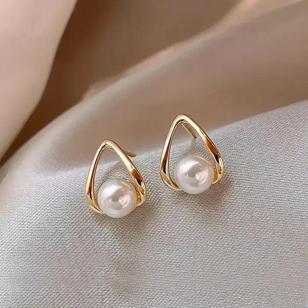 Triangular Earrings with Pearls