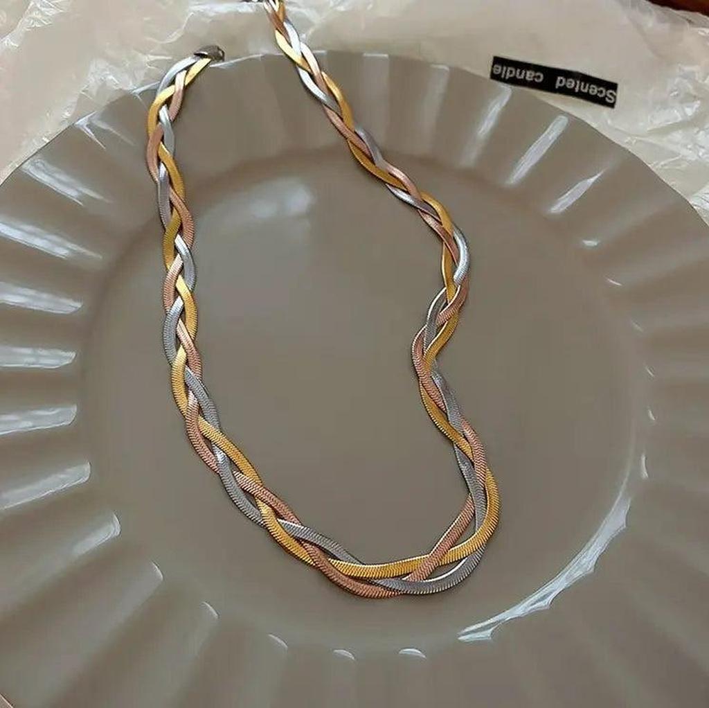Elegant Necklace in Gold and White Gold