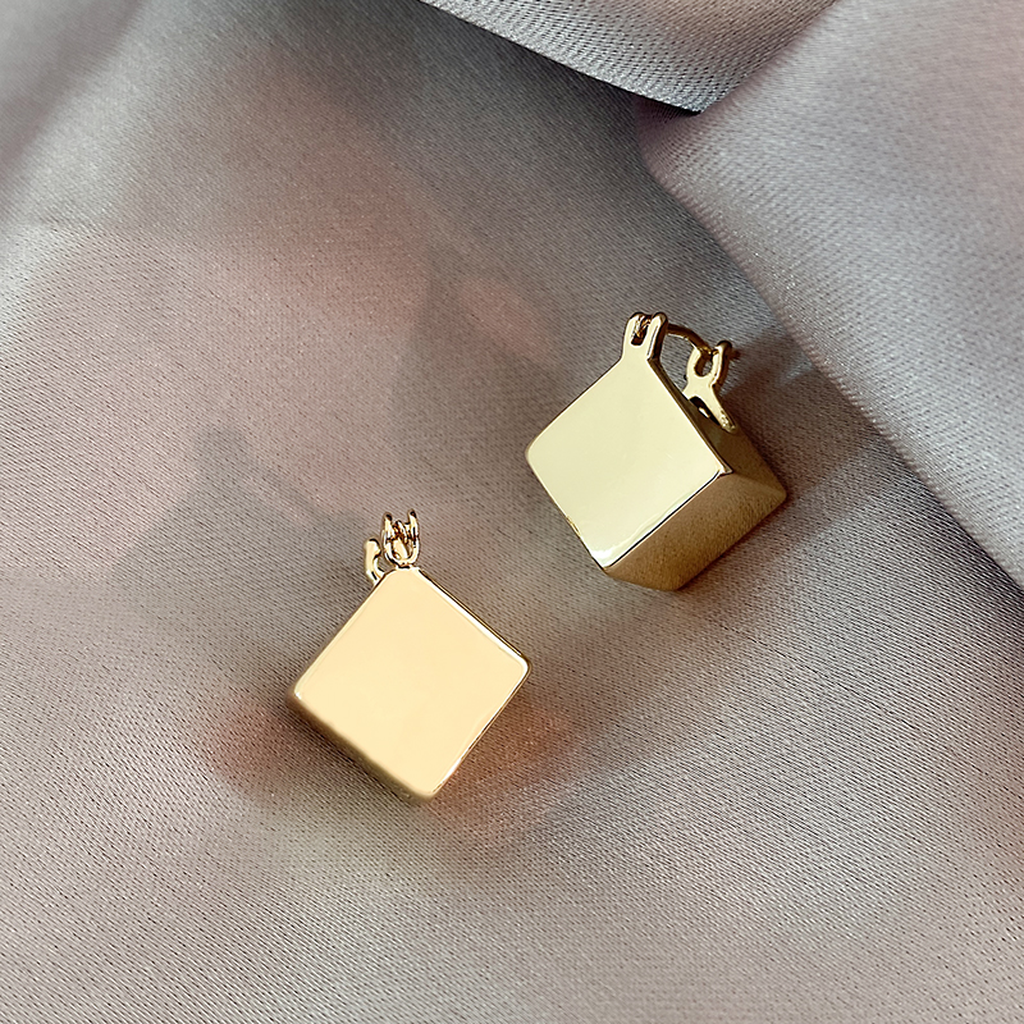 Elegant Earrings in Gold with Zirconia