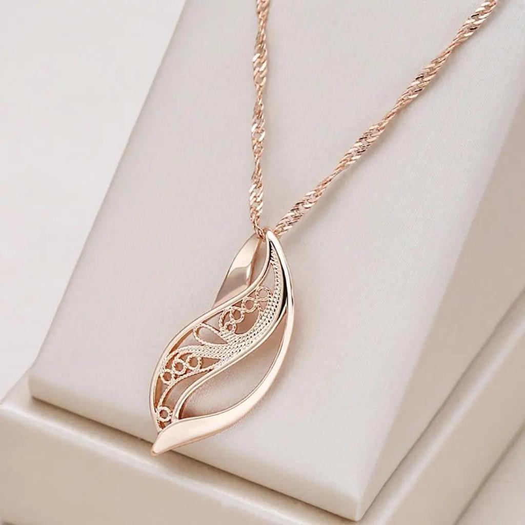 Elegant Necklace in Gold Tone