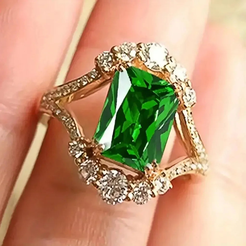 Elegant Ring with Emerald Green Stone