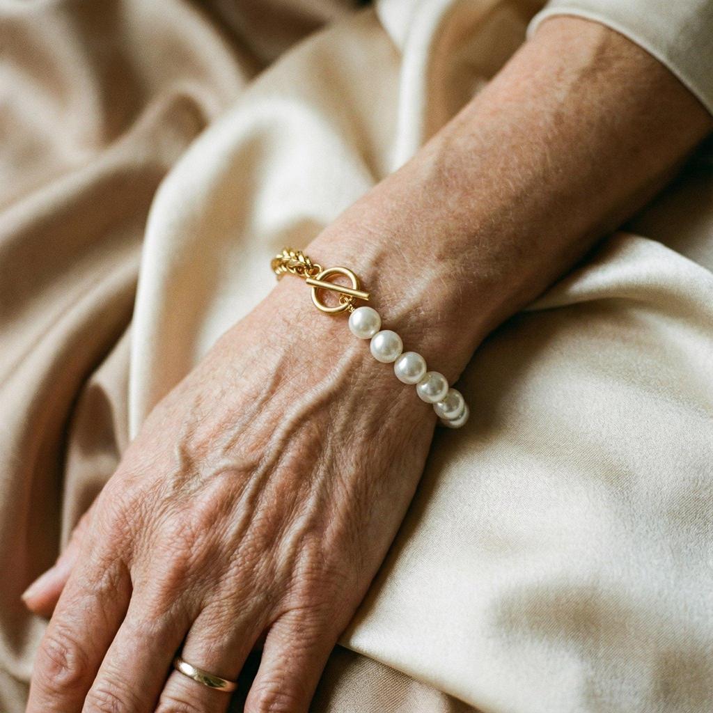 Elegant Bracelet with Daisies in Gold