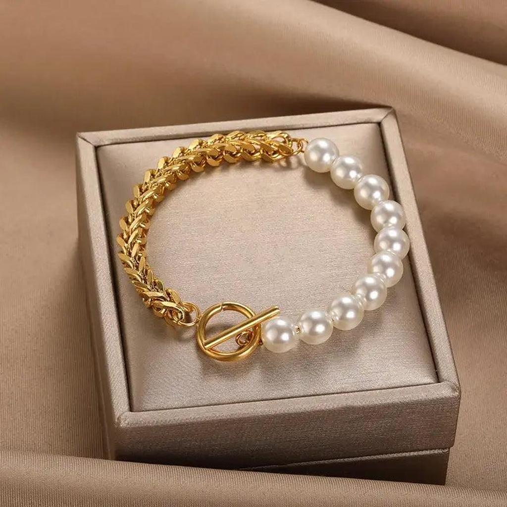 Elegant Bracelet with Daisies in Gold