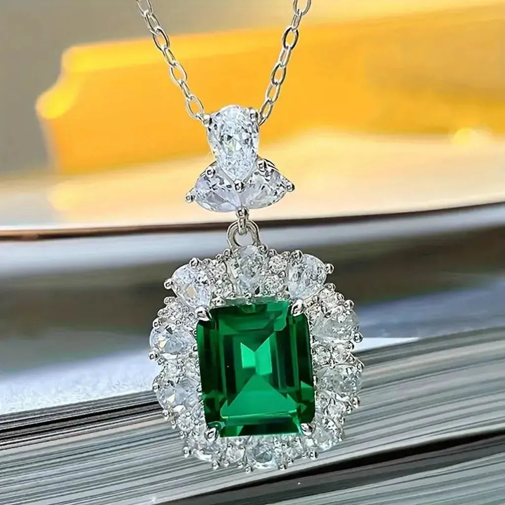 Gisela Necklace with Emerald Green Stone