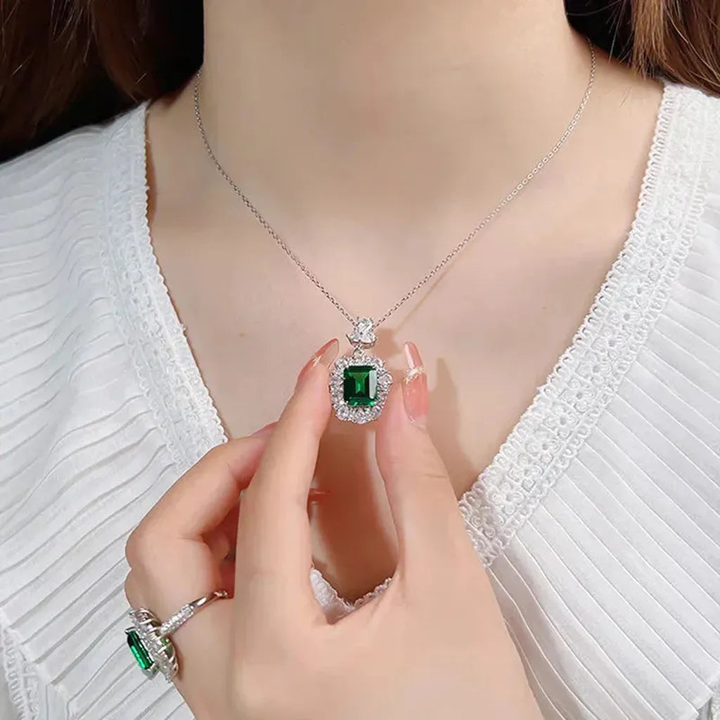 Gisela Necklace with Emerald Green Stone