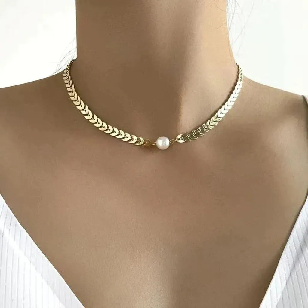 Greek Necklace with Daisy in Gold