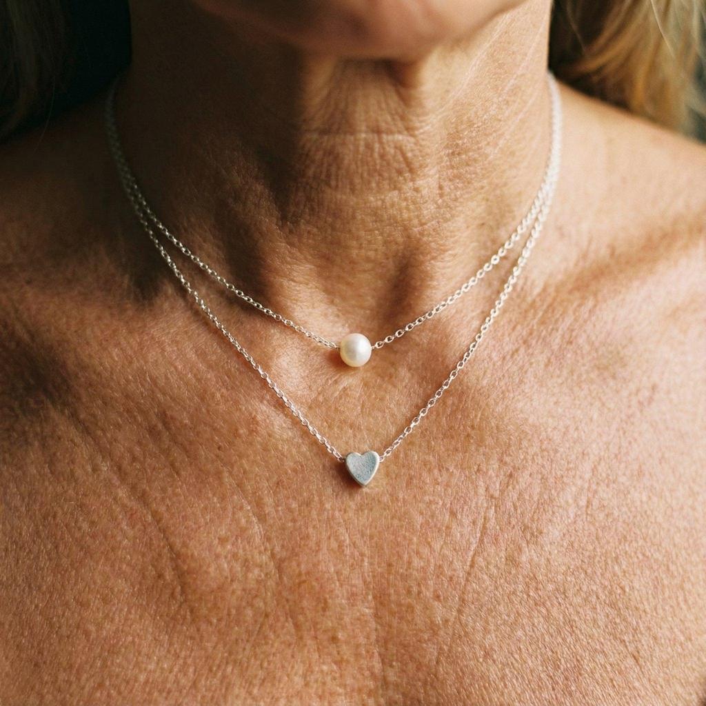Necklace with Heart and Daisies in White Gold