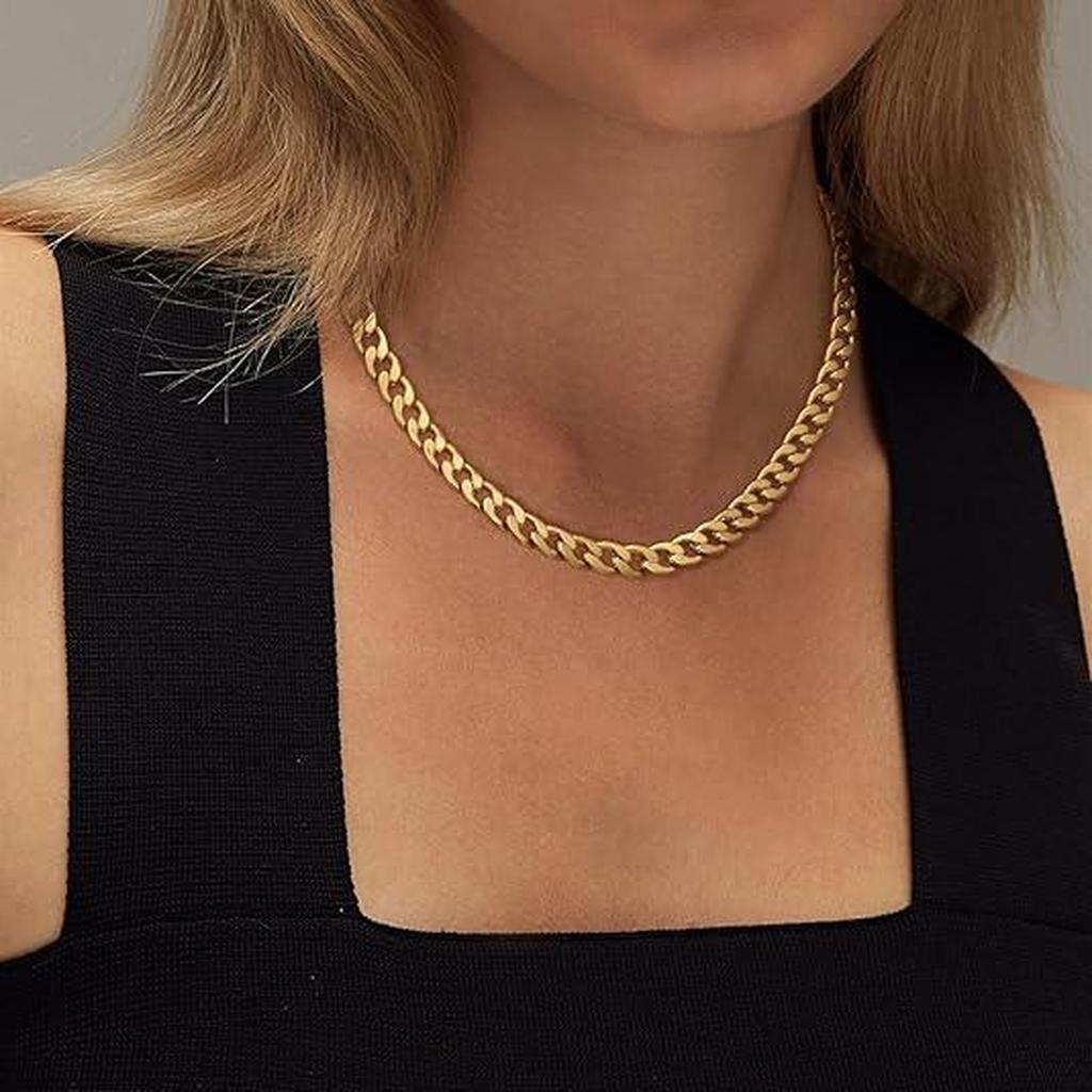 Necklace with Wide Curb Chain in Gold
