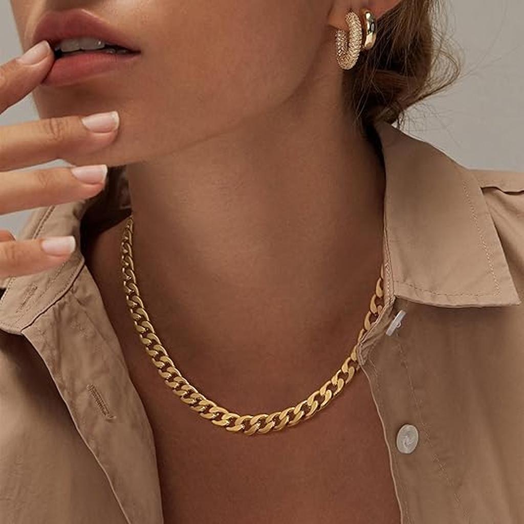 Necklace with Wide Curb Chain in Gold